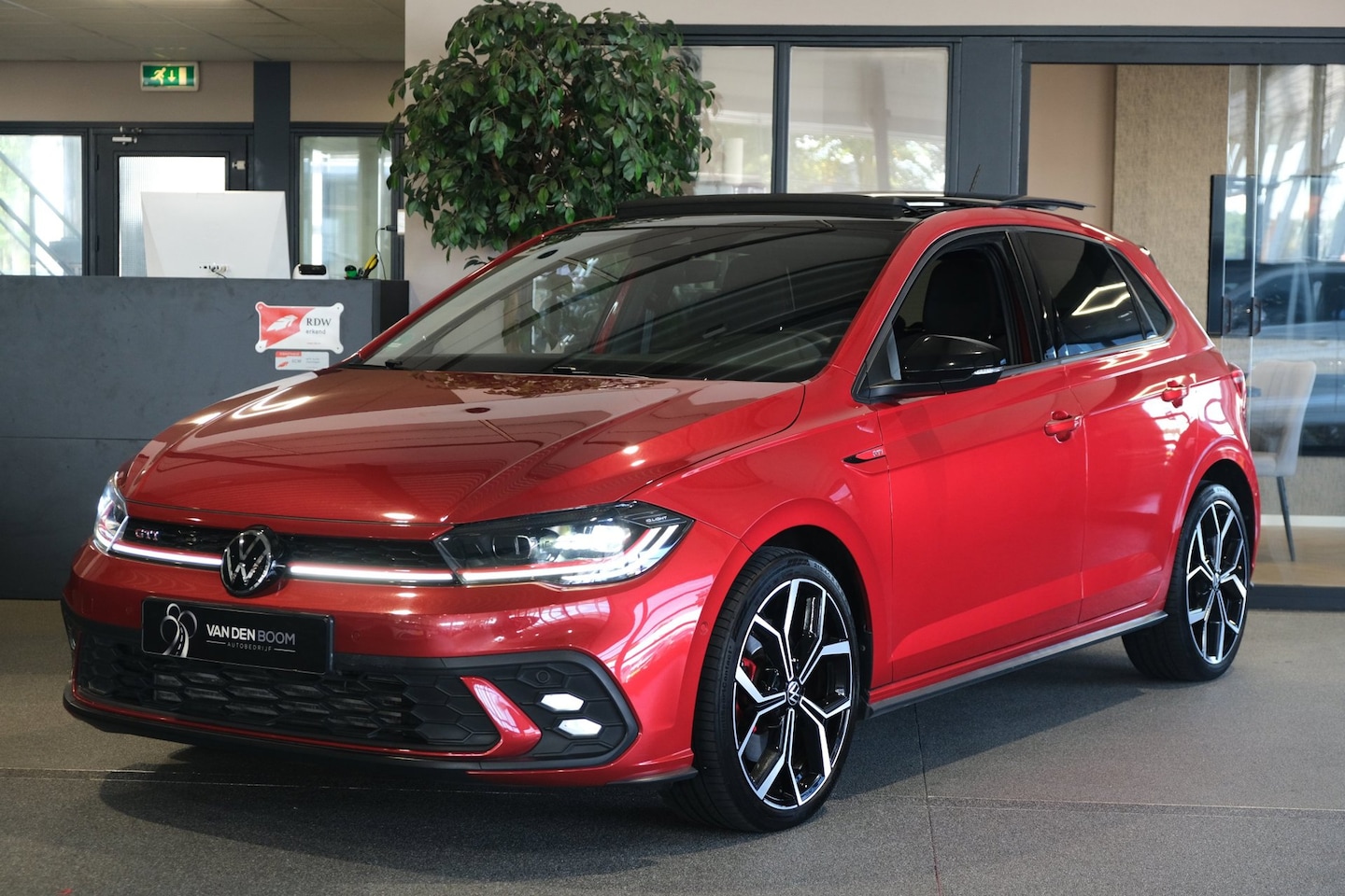 Volkswagen Polo - 2.0 TSI GTI 207PK DSG Facelift Pano IQ Matrix Cam Navi Virtual ACC Keyless - AutoWereld.nl