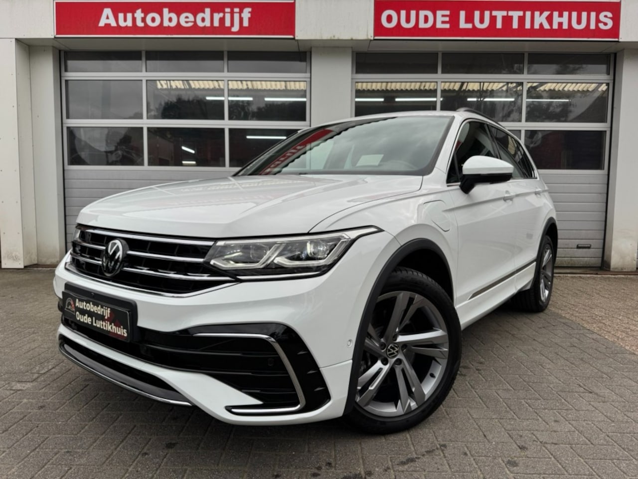 Volkswagen Tiguan - 1.4TSI eHybrid 245PK R-Line 360Camera Virtual IQ.Light HUD ACC Trekhaak - AutoWereld.nl