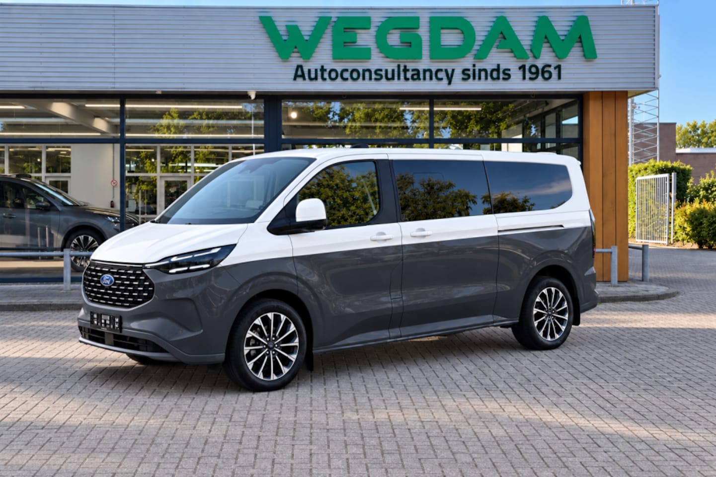 Ford Tourneo Custom - 2.5 PHEV 340 L2 TITANIUM X Panorama LUXURY 8p VIP bus 49.825 ex BTW - AutoWereld.nl