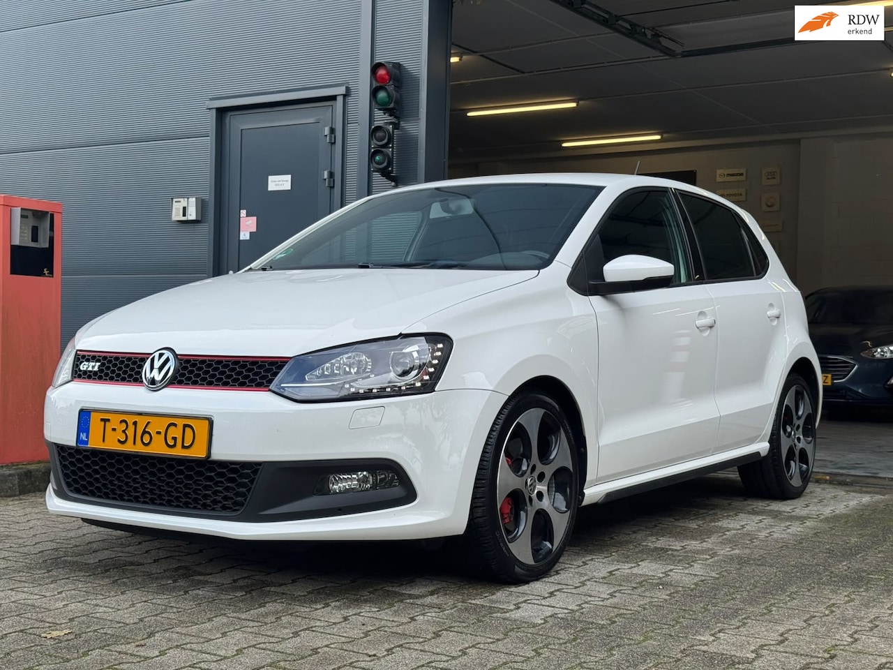 Volkswagen Polo - 1.4 TSI GTI / XENON / LED-DAGRIJ / P.SENSOREN / CRUISE / CLIMATE / BLUETOOTH / ALL-SEASONS - AutoWereld.nl