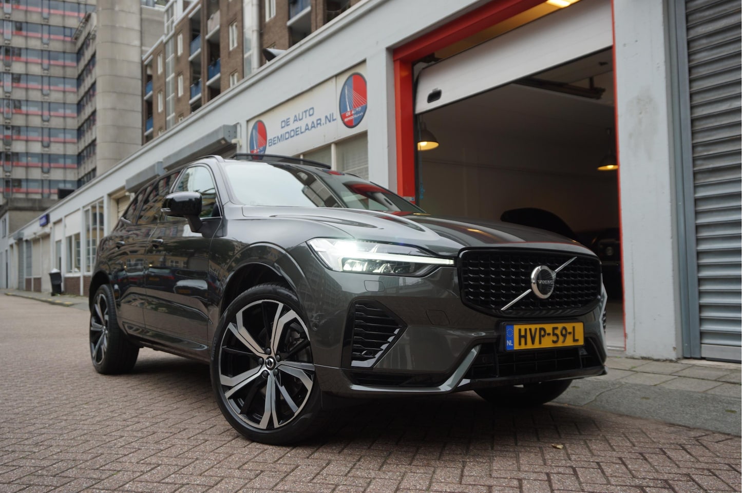Volvo XC60 - 2.0 T6 Plug-in hybrid AWD Ultra Black Edition R-design | Panoramadak | Trekhaak | 360 came - AutoWereld.nl