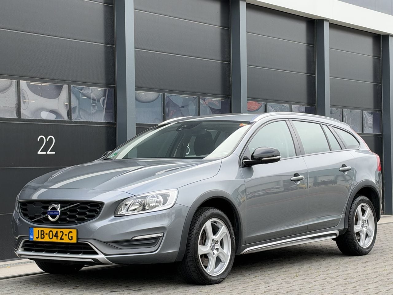 Volvo V60 Cross Country - V-60 2.0 D4 Navi Clima EURO-6 - AutoWereld.nl