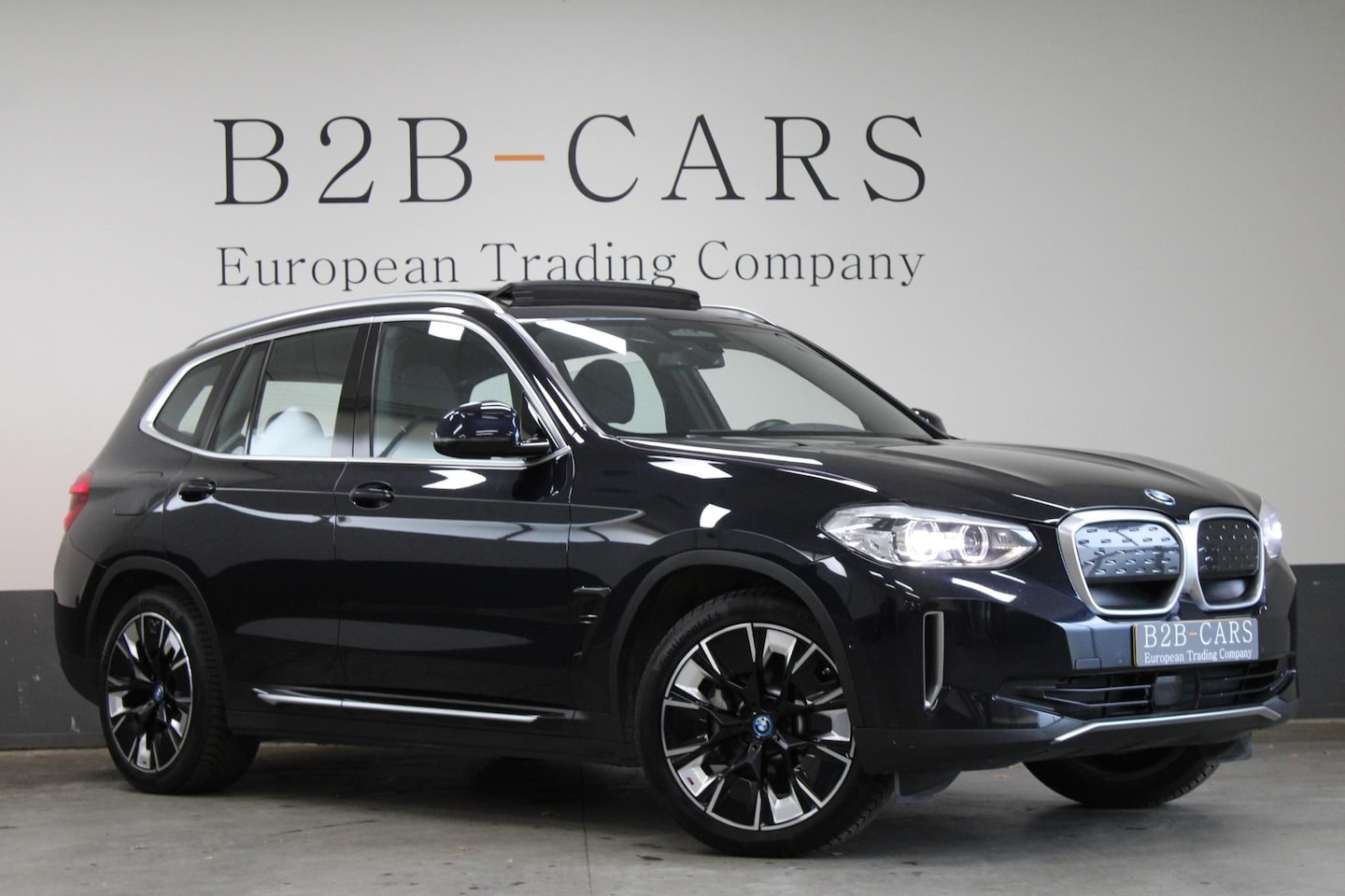 BMW iX3 - Executive 80 kWh | SOH 98% | Panorama | Trekhaak | Zwart Lederen bekleding - AutoWereld.nl