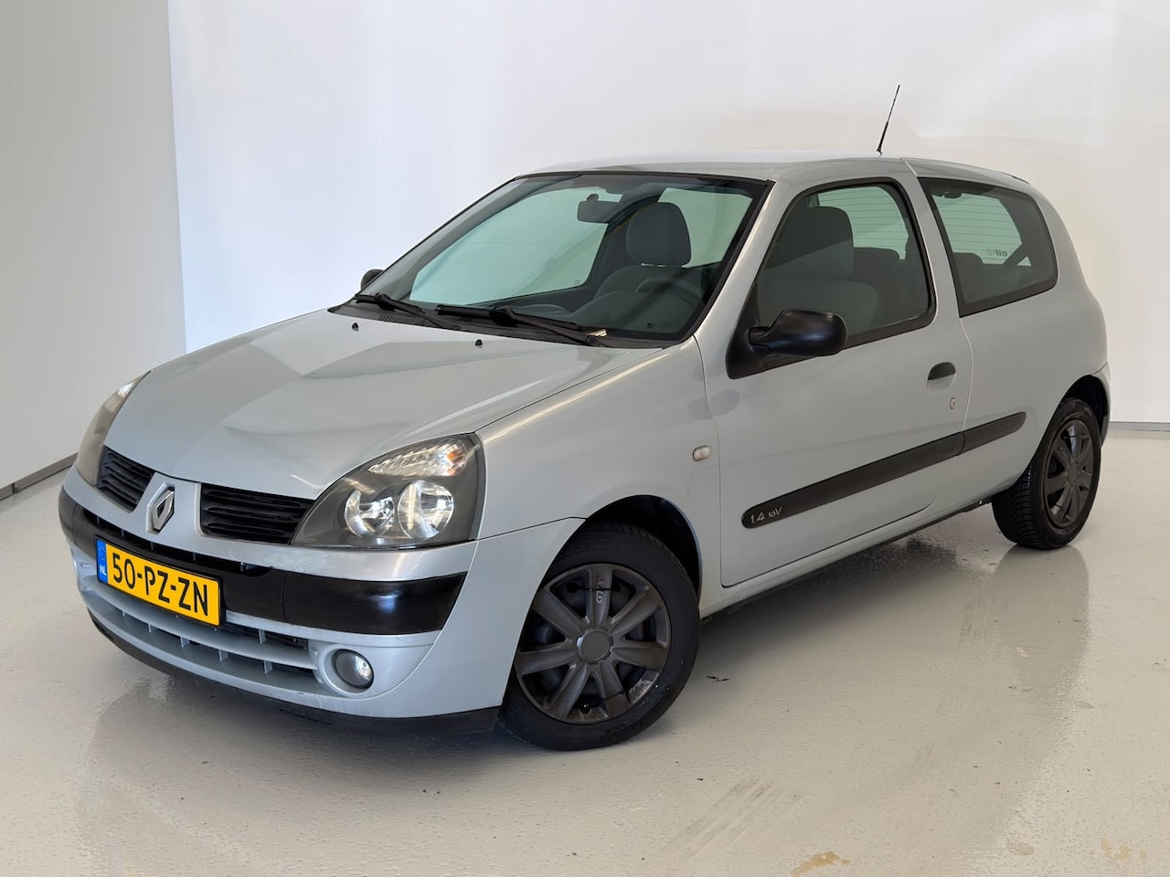 Renault Clio - 1.4-16V Authentique Comfort / Airco / NL-auto / 1jr APK - AutoWereld.nl