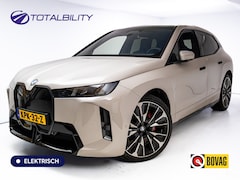 BMW iX - xDrive45 101 kWh M-Sport | Pano | Elec. Trekhaak | Luchtvering | Verlichte gril | Stoelver