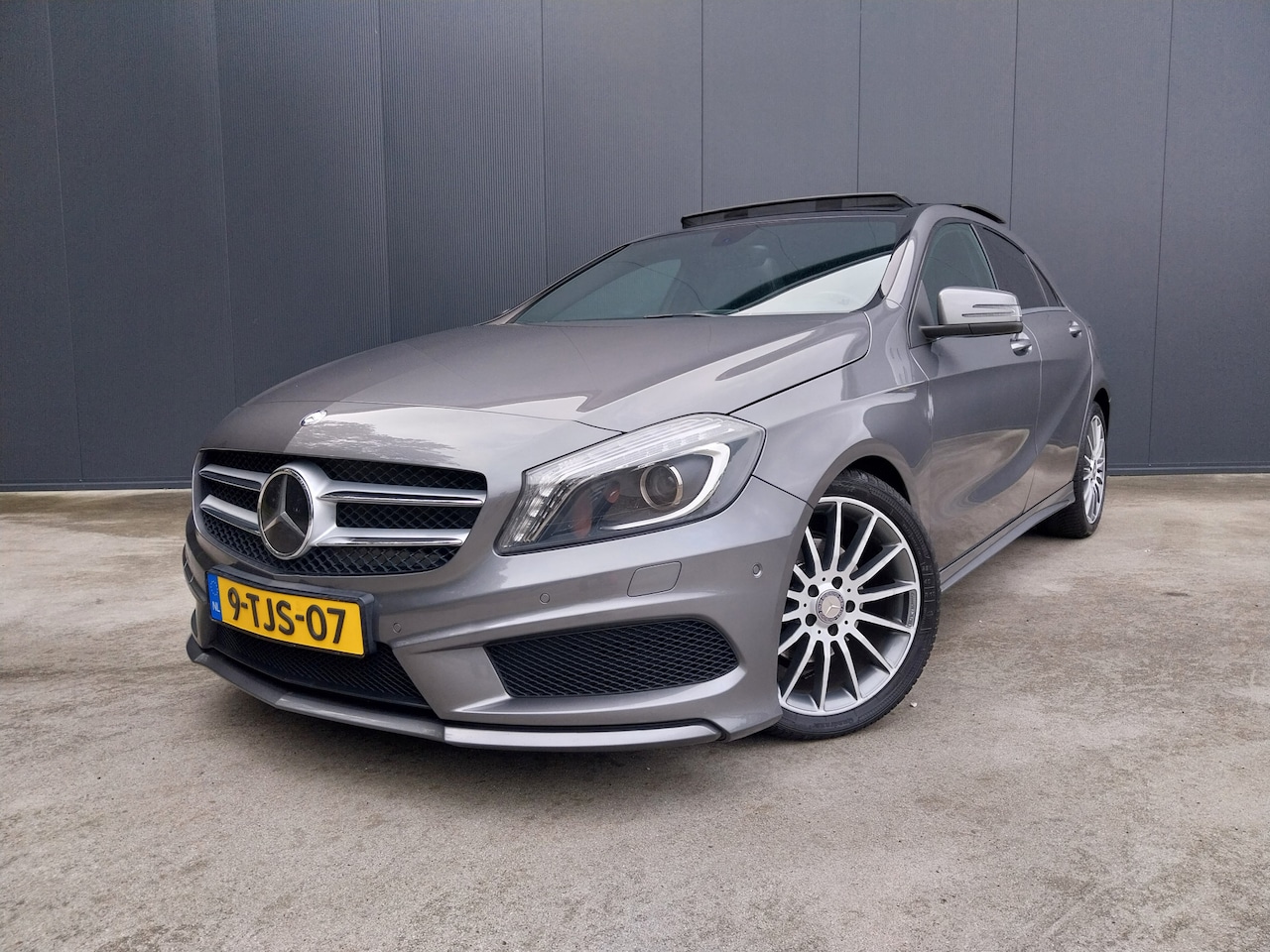 Mercedes-Benz A-klasse - 180 AUTOMAAT AMG PANODAK LED XENON HALF LEER ECC CRUISE NAVI - AutoWereld.nl