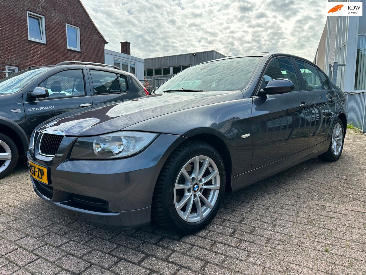 BMW 3-serie - 318i High Executive * AUTOMAAT * NETTE AUTO * - AutoWereld.nl