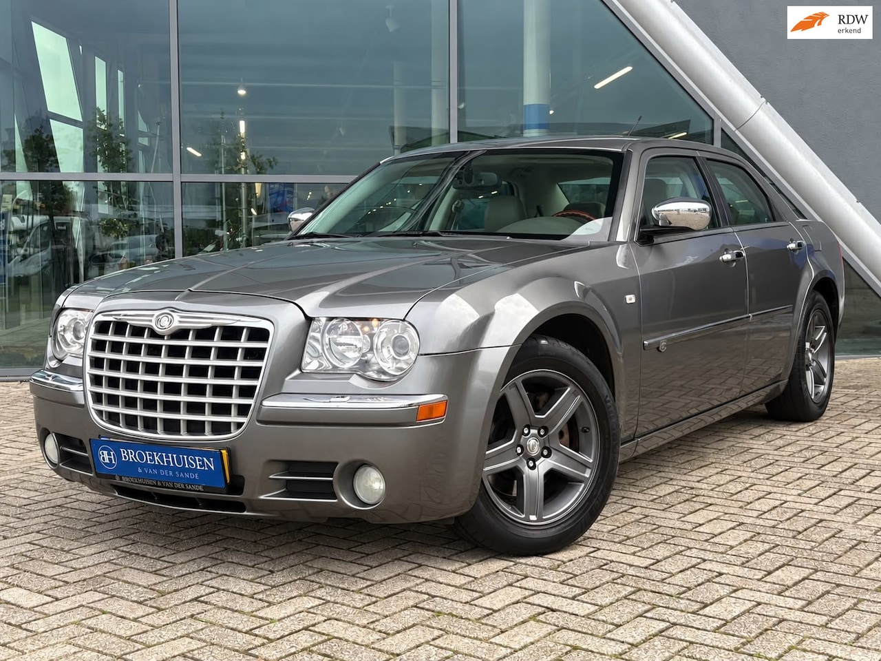Chrysler 300C - 3.5 V6 249pk Schuifdak / Stoelverwarming / Navigatie - AutoWereld.nl