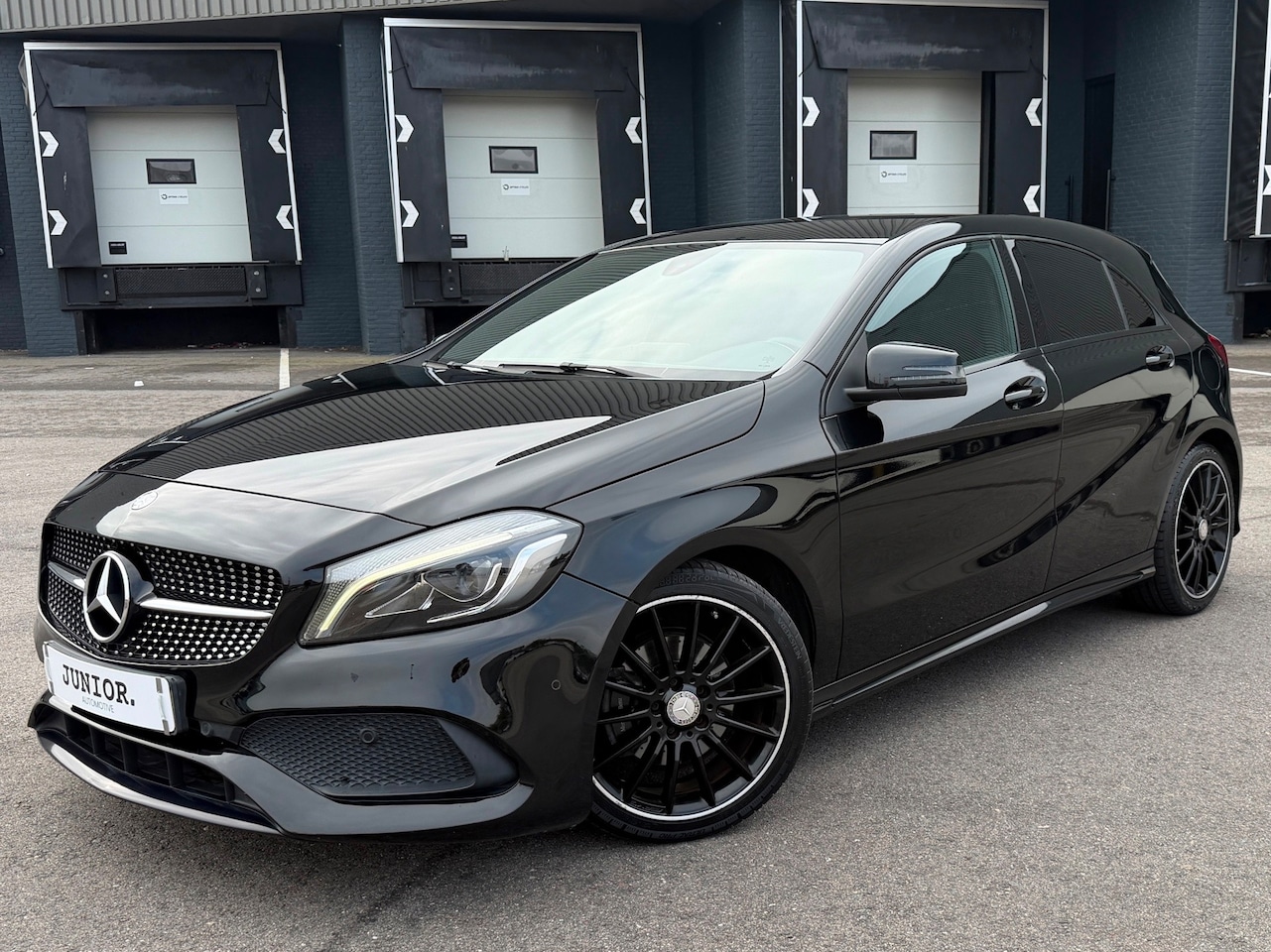 Mercedes-Benz A-klasse - 180 AMG Night Edition Plus AUTO./CAMERA/LEDER/CRUISE/CLIMA - AutoWereld.nl