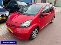 Toyota Aygo - 1.0-12V + 5-deurs met APK 20-06-2027 100% dealer onderhouden met boekjes, wel een beetje o