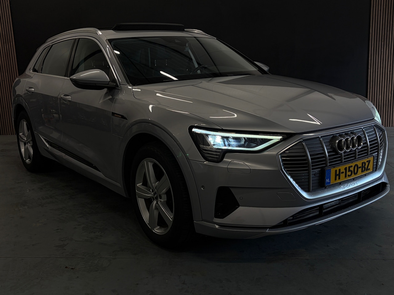 Audi e-tron - e-tron 50 quattro Launch edition plus E-tron 50 quattro Launch edition plus 71 kWh Pano - AutoWereld.nl