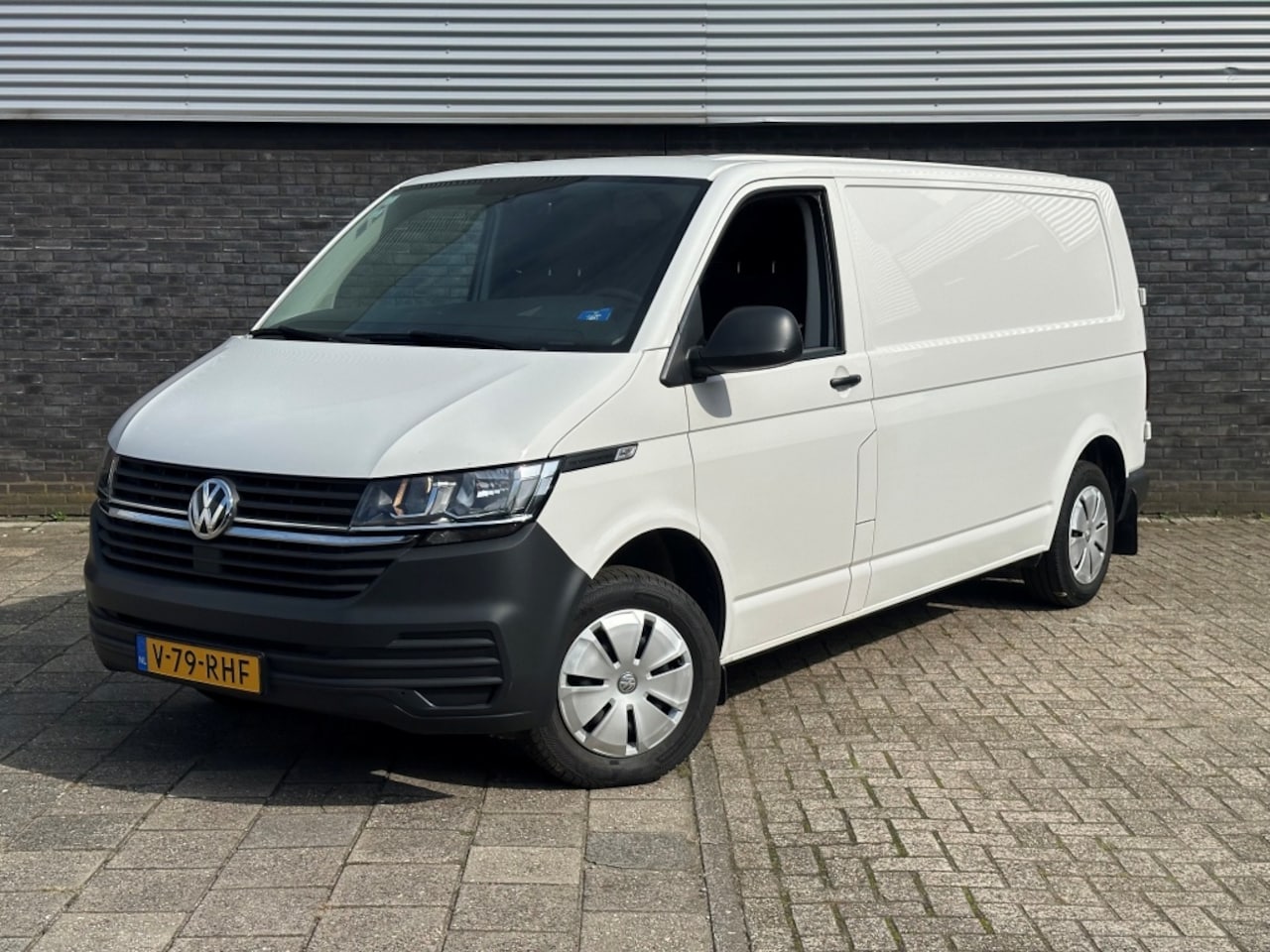 Volkswagen Transporter - 2.0 TDI L2H1 2.0 TDI L2H1 150pk, 6-bak, Bijrijdersbank - AutoWereld.nl