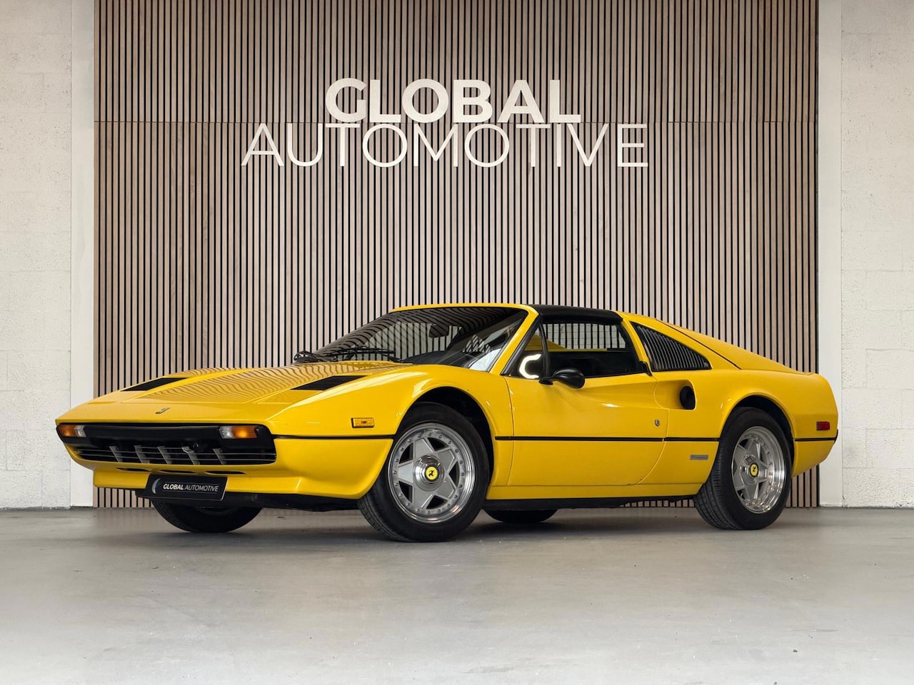 Ferrari 308 - GT Spider Inj. - Giallo Nuovo Fly - Zwart leder - AutoWereld.nl
