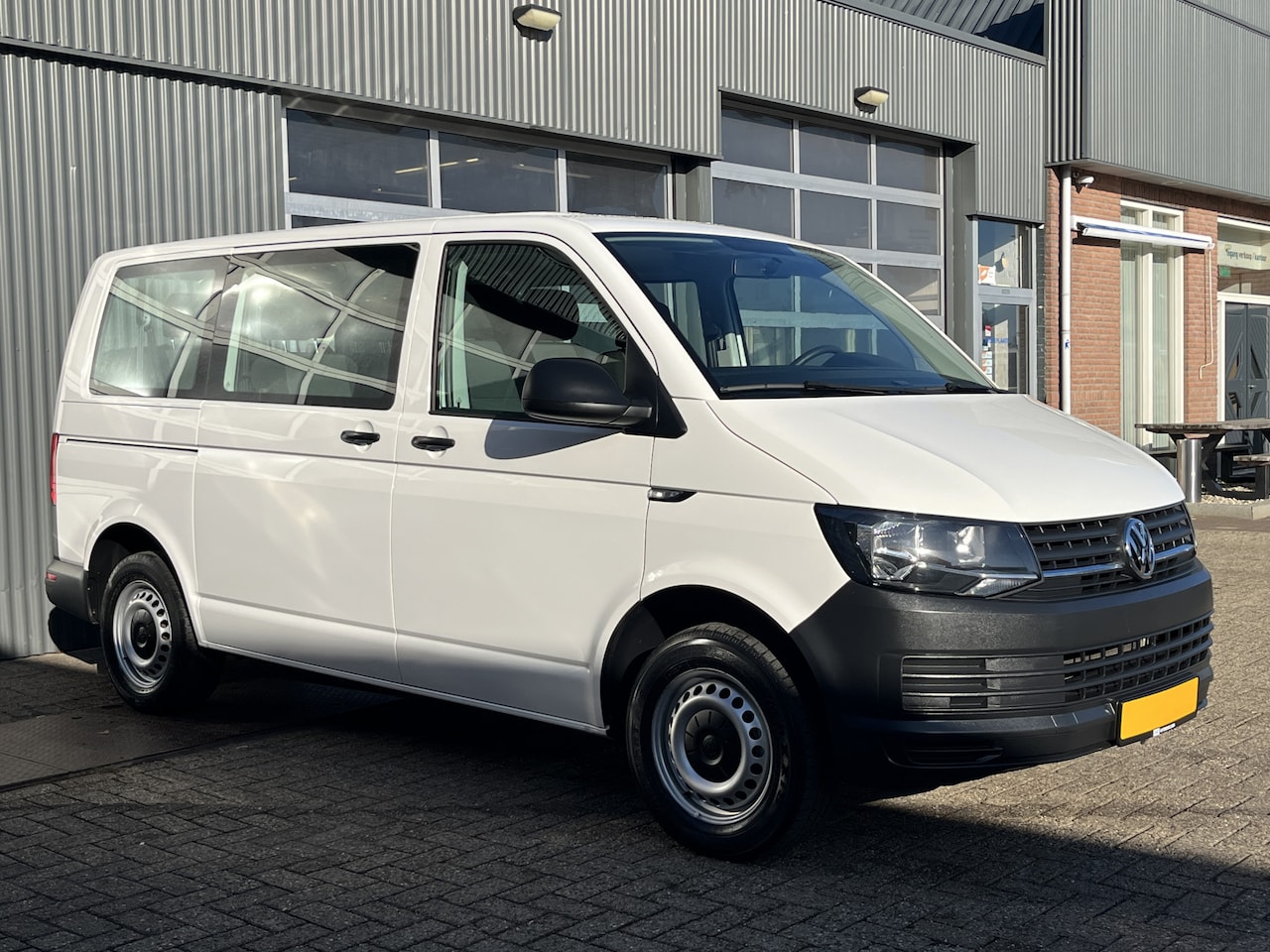Volkswagen Transporter Kombi - 2.0 TDI L1H1 Incl btw 9-Persoons Personenvervoer Taxi met Airco Telefoonverbinding Groepsv - AutoWereld.nl