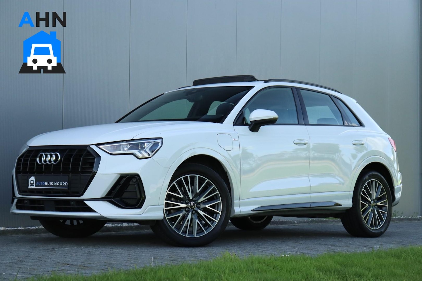Audi Q3 - 45 TFSIe / 3x S-Line / 245PK / Automaat / Navi / Pano / Matrix LED / Keyless / Camera / Cr - AutoWereld.nl