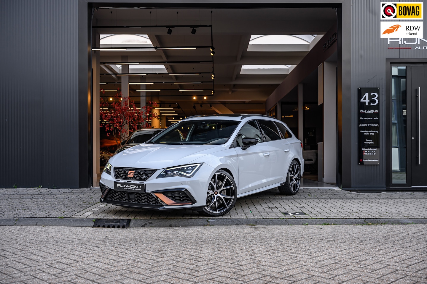 SEAT Leon ST - 2.0 TSI CUPRA R 4DRIVE |Pano|Carbon|Brembo|Beats| - AutoWereld.nl
