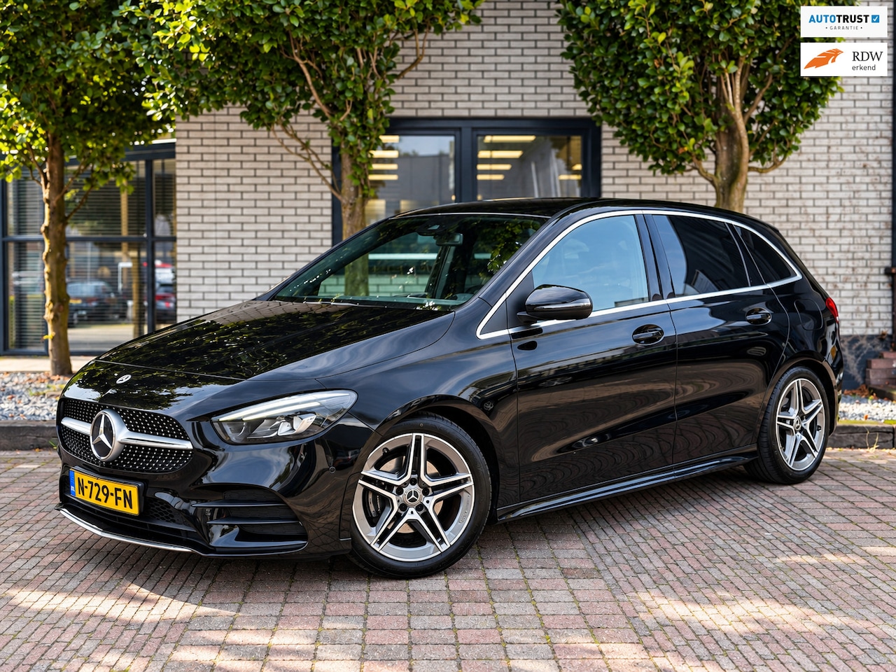 Mercedes-Benz B-klasse - 180 Business Solution AMG KeylesGo|CarPlay|360PDC + Camera|Sfeerverlichting|Stoelverw. V|A - AutoWereld.nl