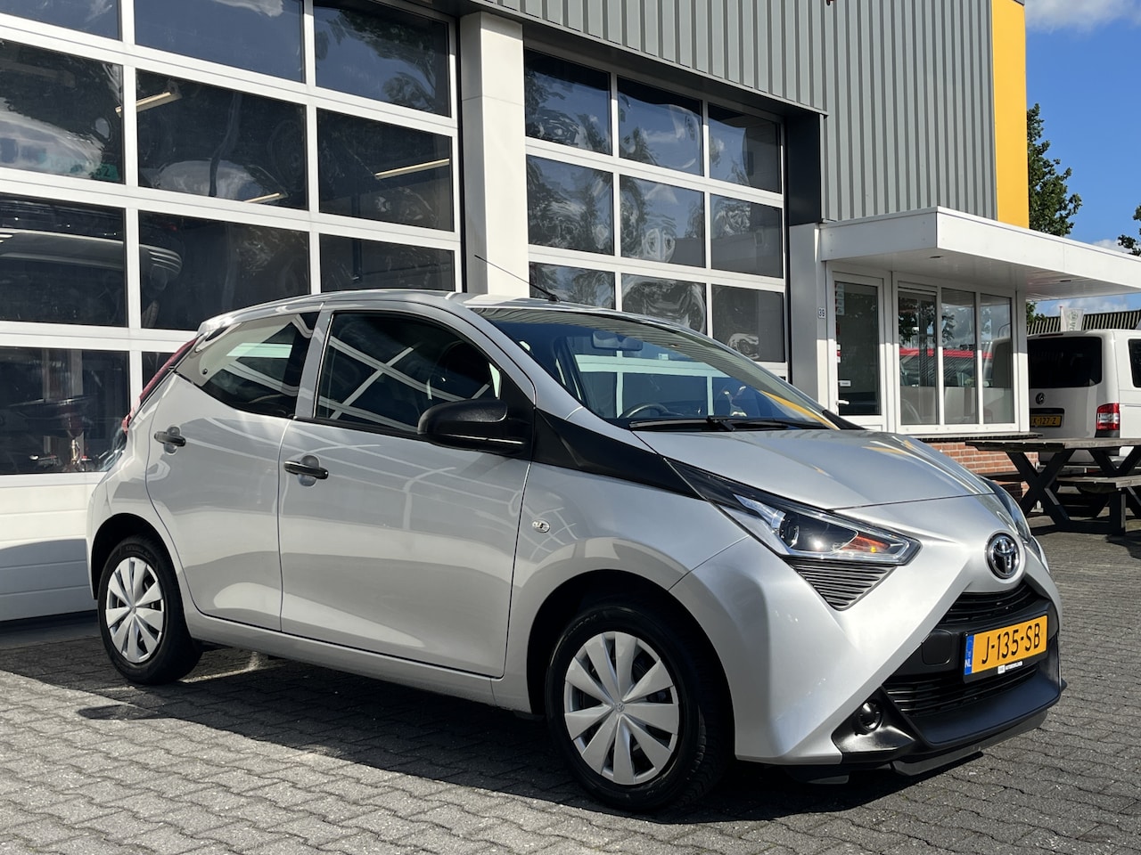 Toyota Aygo - 1.0 VVT-i x-fun Airco Cruise controle 5-Deurs Telefoonverbinding Stuurwielbediening 4-Pers - AutoWereld.nl