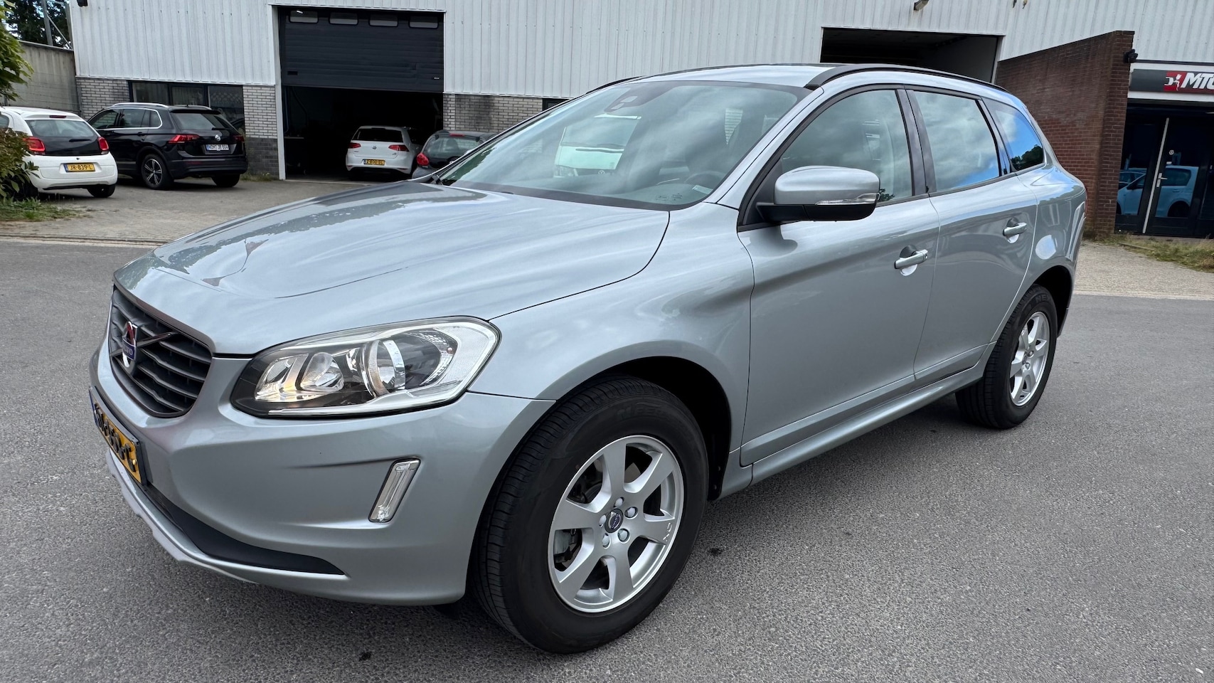 Volvo XC60 - 2.0 T5 FWD Momentum Weinig KM, Zeer net onderhouden auto, verkoop in opdracht van klant. - AutoWereld.nl