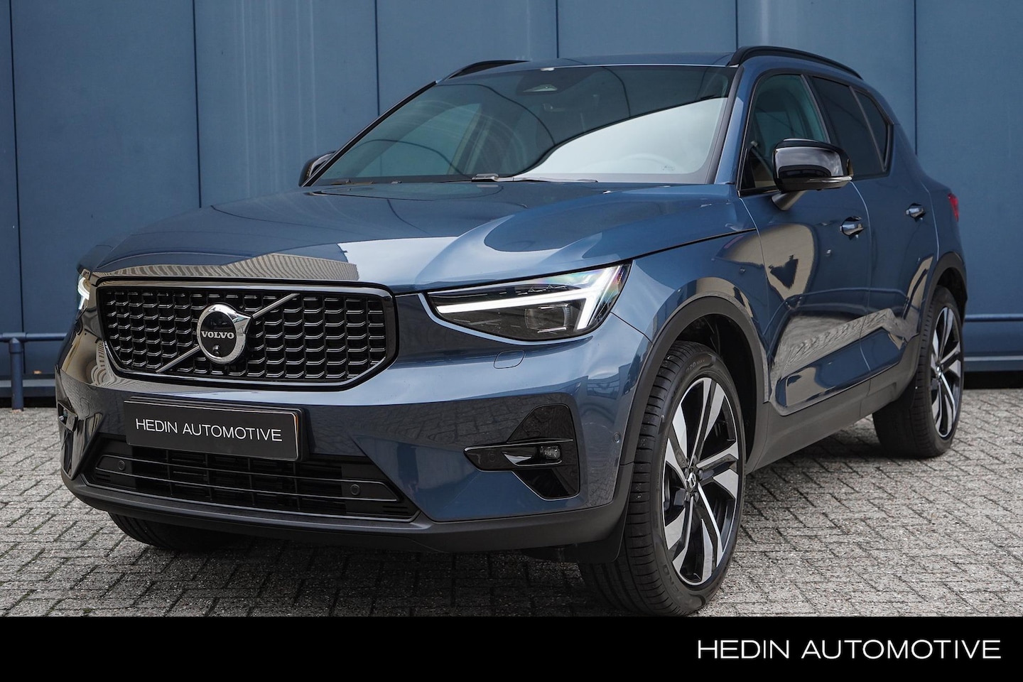 Volvo XC40 - 2.0 B4 Plus Dark | Pano. dak | Adaptive Cruise | BLIS | 360 Camera | Matrix LED | 20 inch - AutoWereld.nl