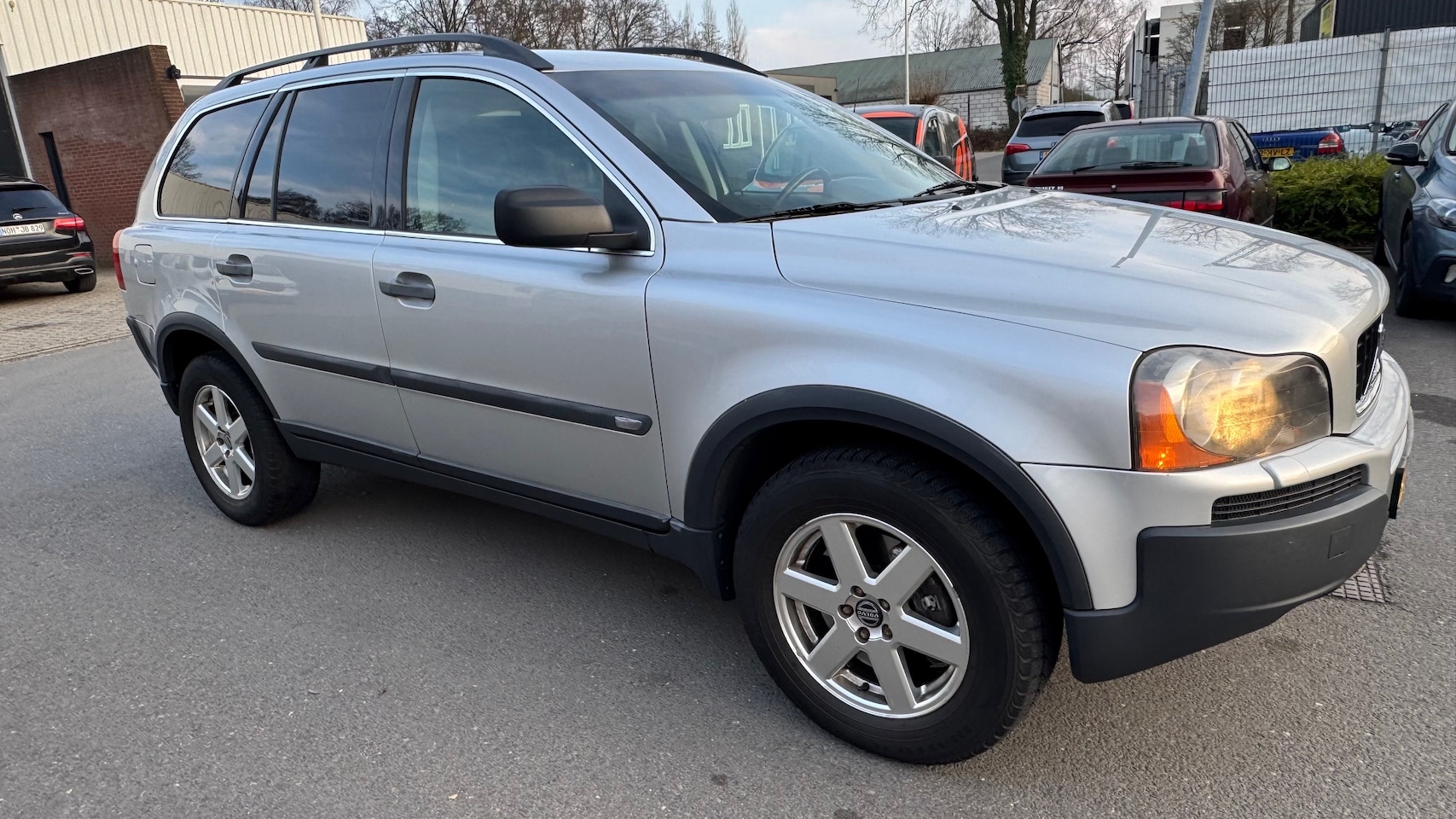 Volvo XC90 - 2.5 T Exclusive Super nette auto met derde achterbank, ideale hockey auto. - AutoWereld.nl