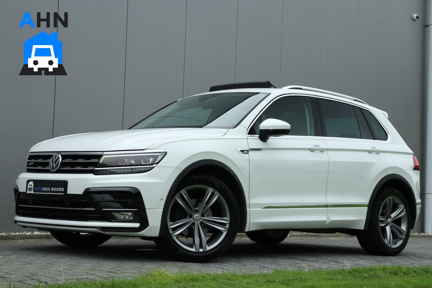 Volkswagen Tiguan - 1.5 TSI / R-Line / DSG / 150PK / LED / Pano / Camera / Virtual Cockpit / Trekhaak / 19"! - AutoWereld.nl
