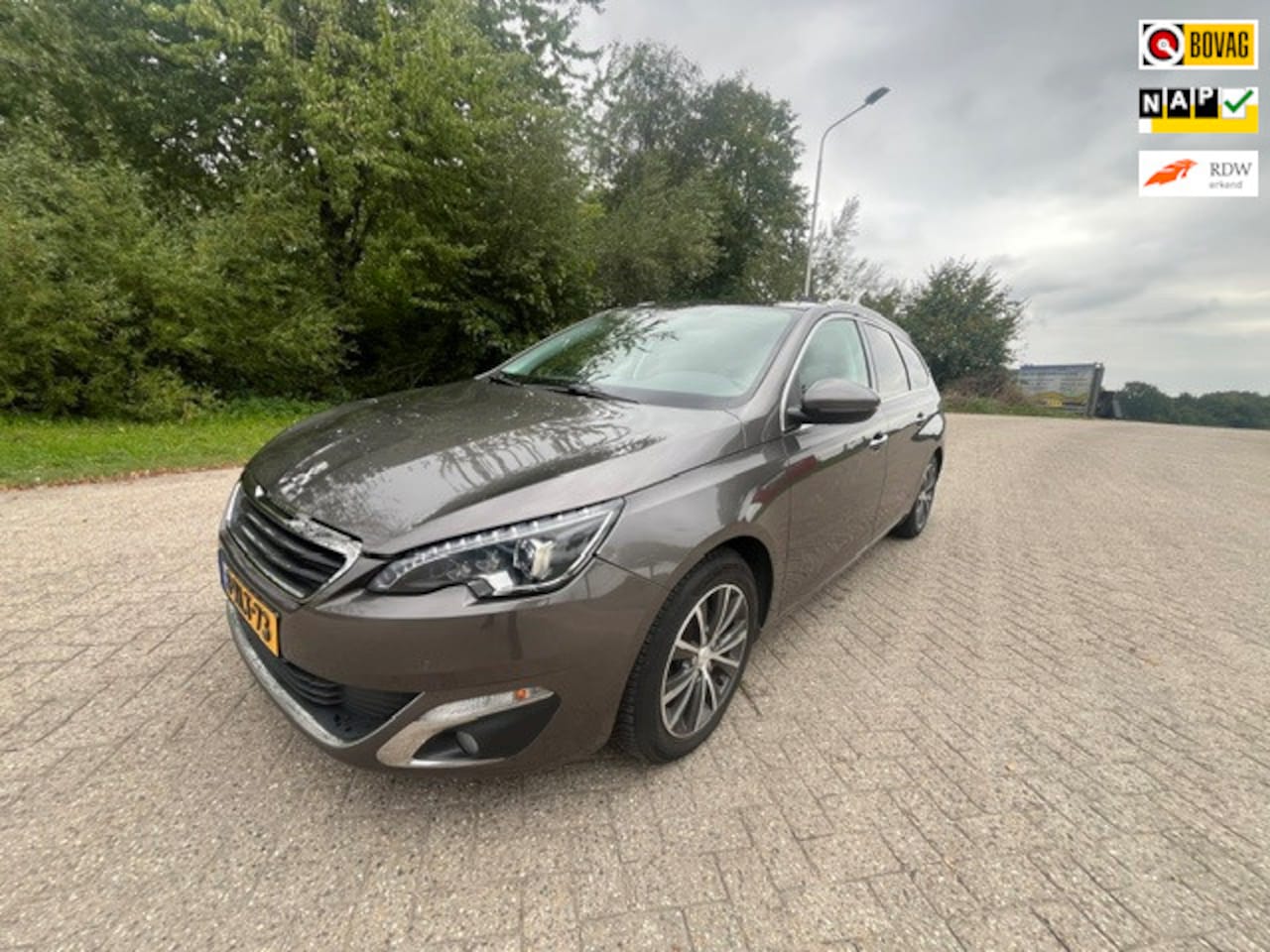 Peugeot 308 SW - 1.2 e-THP Allure Automaat/Pano/Leder/NW-Dist - AutoWereld.nl