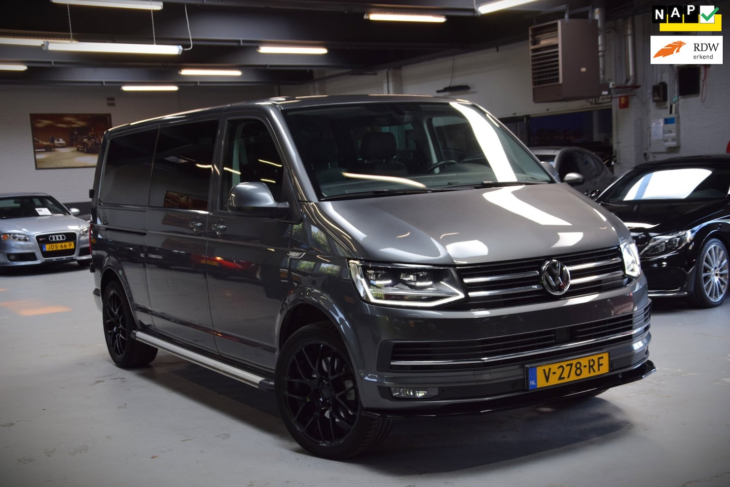 Volkswagen Transporter - 2.0 TDI L2H1 DC Highline Navi|Leder|ACC|1e Eig|2x Schuifdeur - AutoWereld.nl