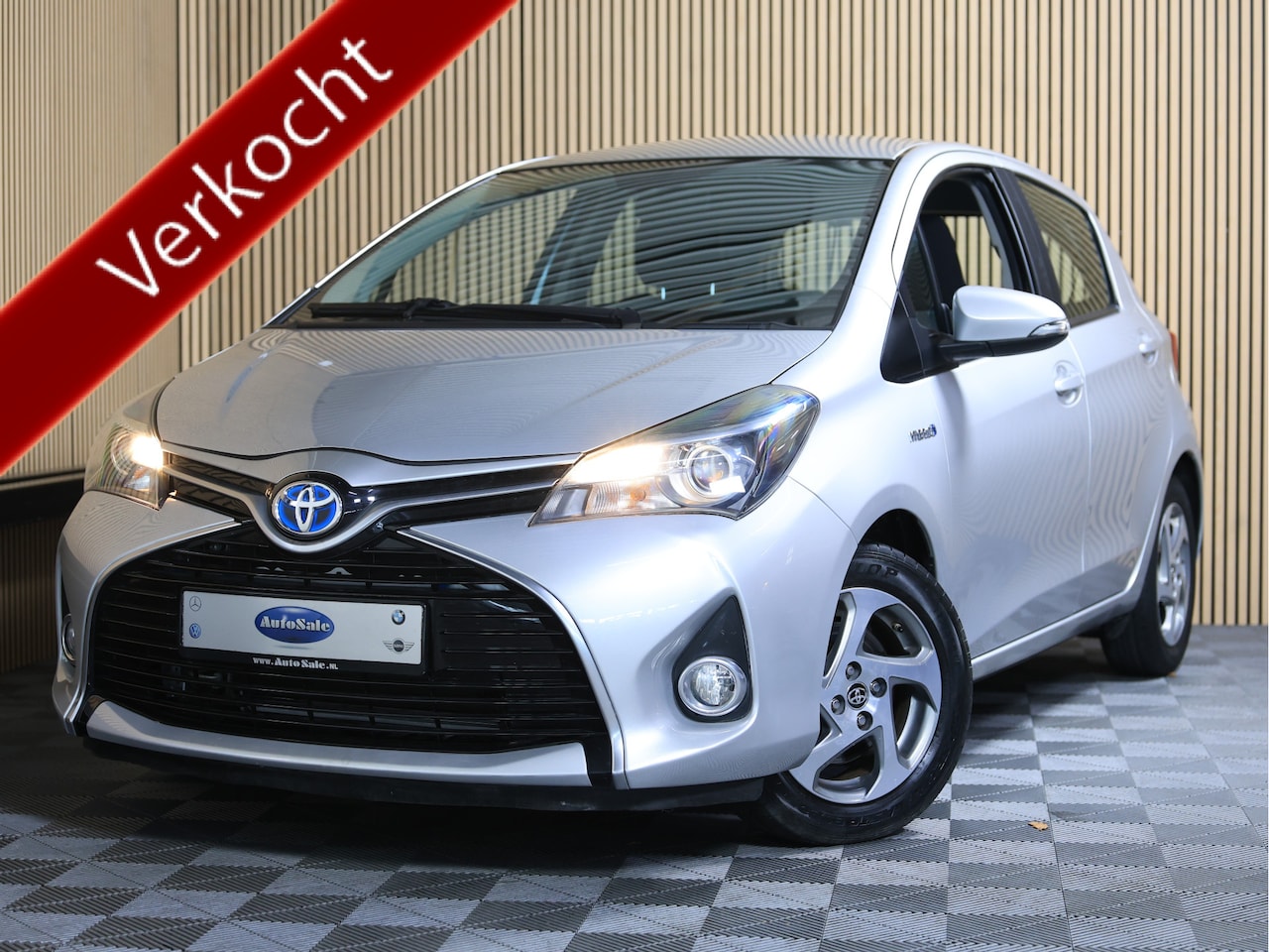 Toyota Yaris - 1.5 Full Hybrid 41000 km Dynamic BLEUTOOTH CLIMATRONIC'15 - AutoWereld.nl