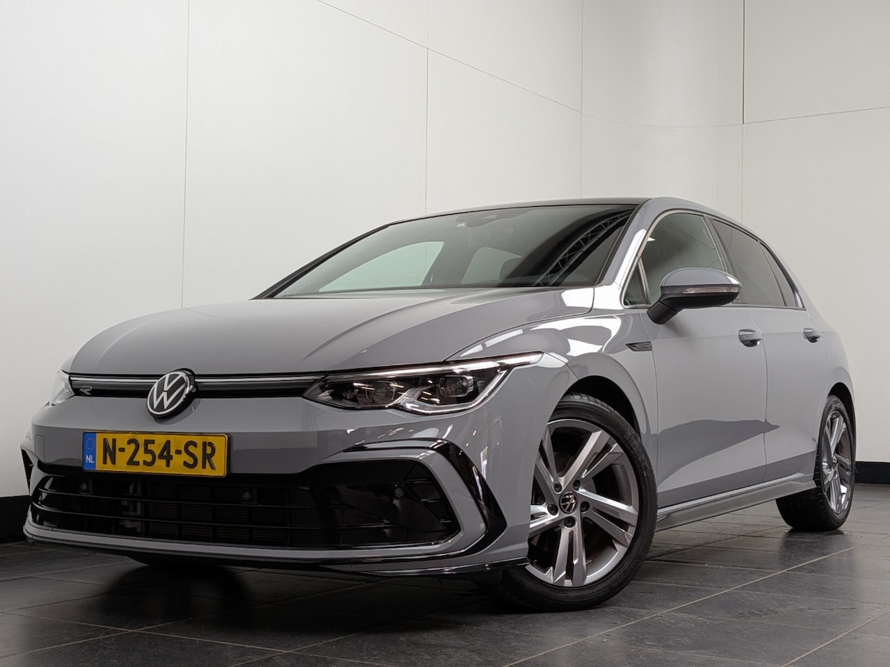 Volkswagen Golf - 1.5 TSI 130 pk R-Line Business | Achteruitrijcamera | Schuifdak | Cruise control adaptief - AutoWereld.nl