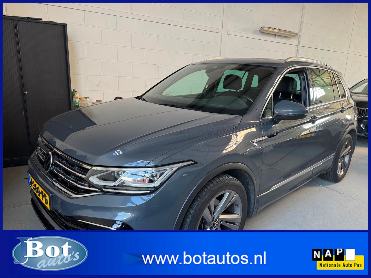 Volkswagen Tiguan - 1.5 TSI R-Line Business+ ECC / CRUISE / NAVI / SENSOREN V+A / TREKHAAK / EL. KANTELDAK / L - AutoWereld.nl