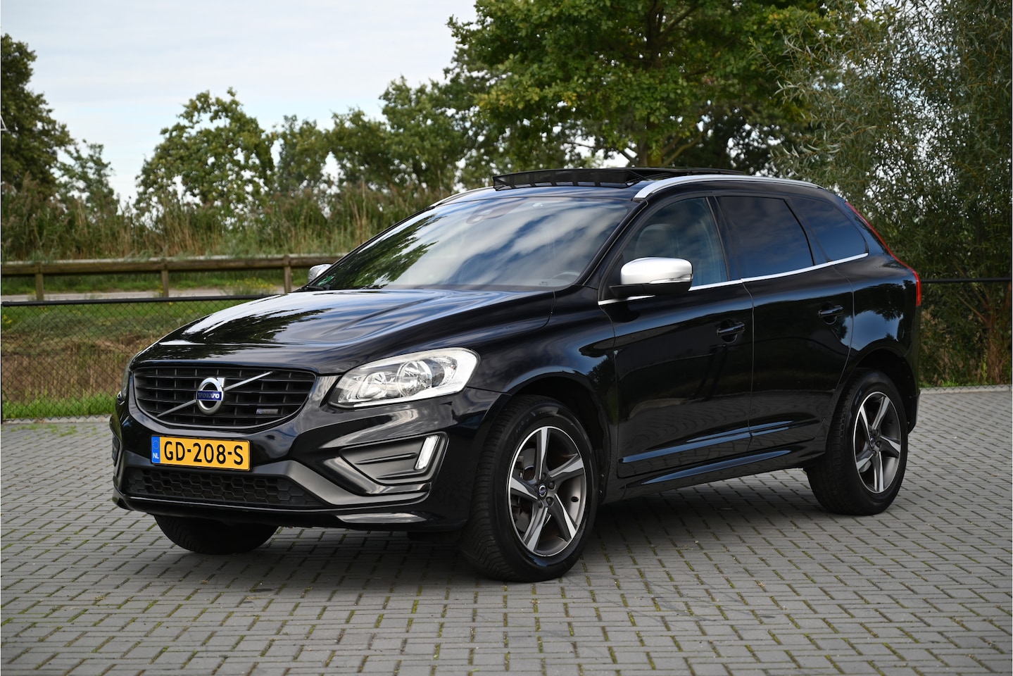 Volvo XC60 - 2.0 T5 FWD R-DESIGN / PANO / LEDER / MEMORY / CRUISE CONTROL / TREKHAAK / RIJDT PERFECT - AutoWereld.nl