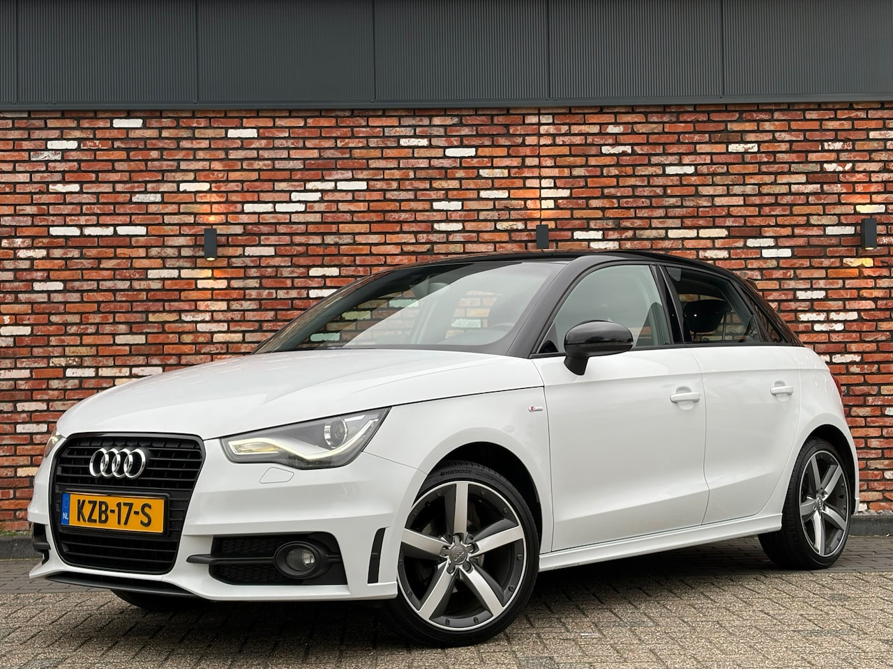 Audi A1 Sportback - 1.2 TFSI S-Line Led Stoelverw Pdc Two-Tone Voll.Onderhouden! - AutoWereld.nl