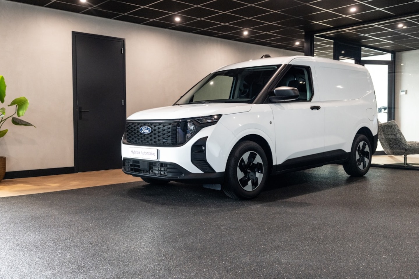 Ford E-Transit Cour. - Trend 44 kWh | Rijklaar | 325 KM Actieradius | Trekhaak | Camera | - AutoWereld.nl