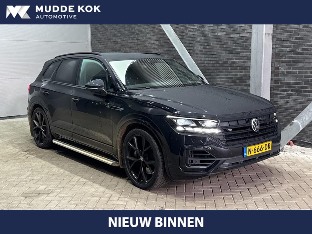 Volkswagen Touareg - 3.0 TSi eHybrid 4MOTION R | Luchtvering | Panoramadak | Trekhaak | 360° Camera | Head-Up | - AutoWereld.nl