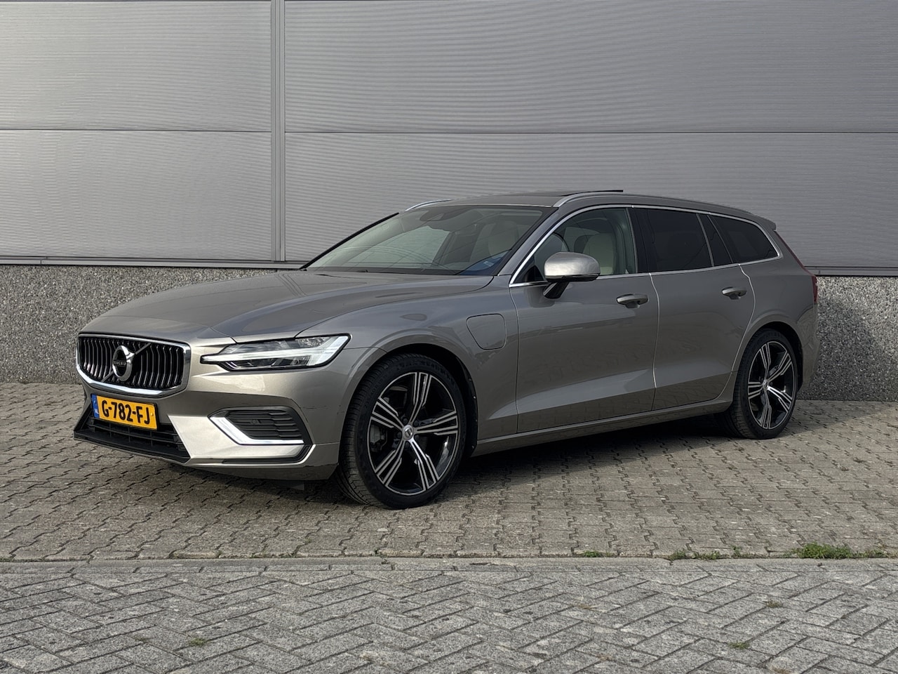 Volvo V60 - 2.0 T8 Twin Engine AWD Inscription - Memory seats - Dealer onderhouden - - AutoWereld.nl