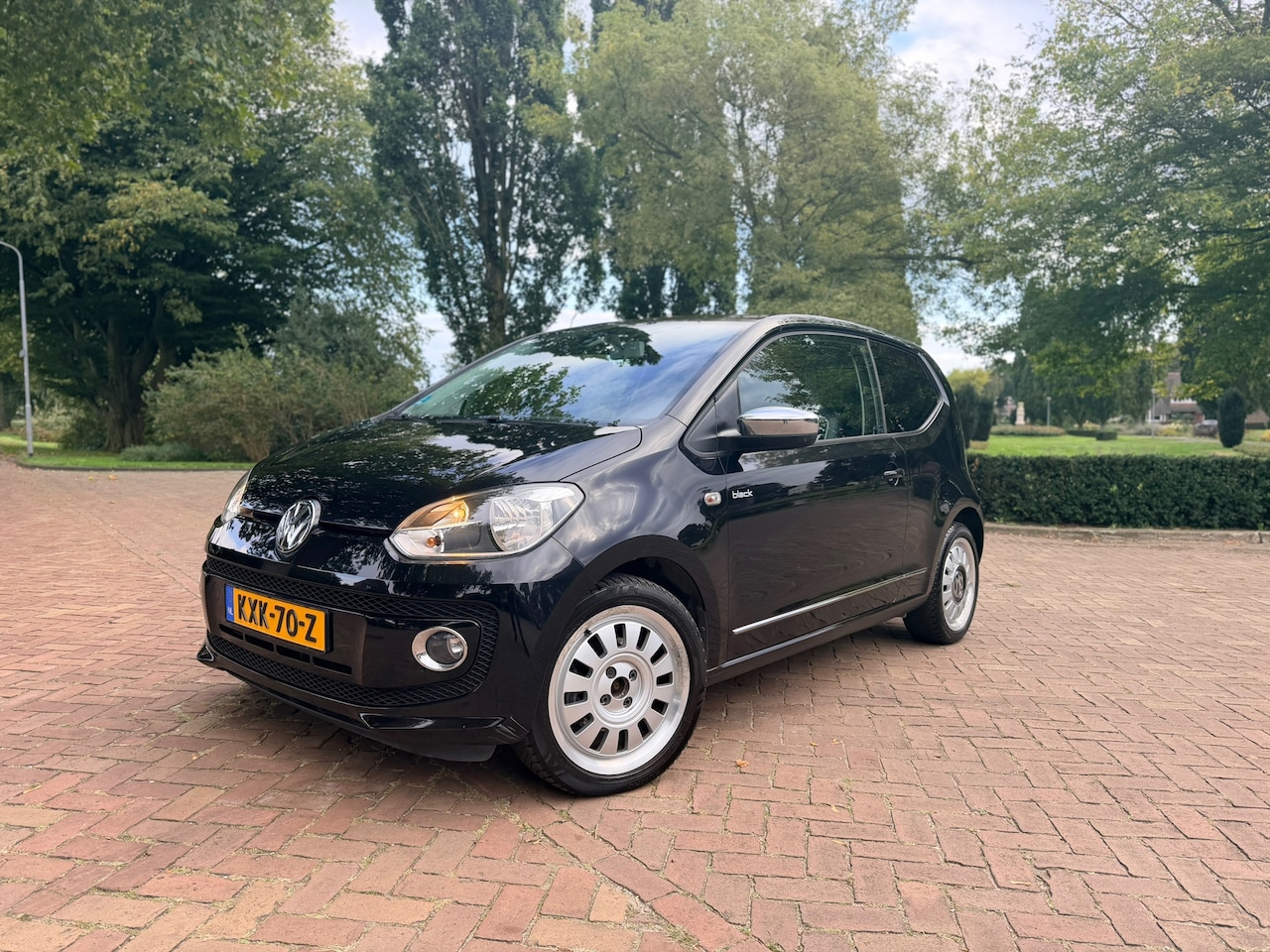 Volkswagen Up! - 1.0 UP! Black ed. High! | Stoelverw. | 1e eig. | Dealeronderhouden - AutoWereld.nl