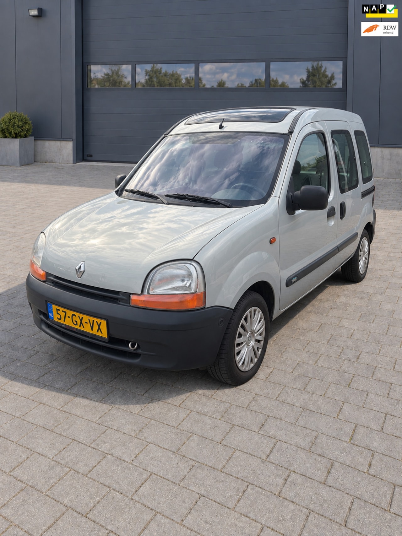 Renault Kangoo - 1.4 Rolstoelauto - Airco ! 5 persoons! Glasdak! Grote beurt! - AutoWereld.nl