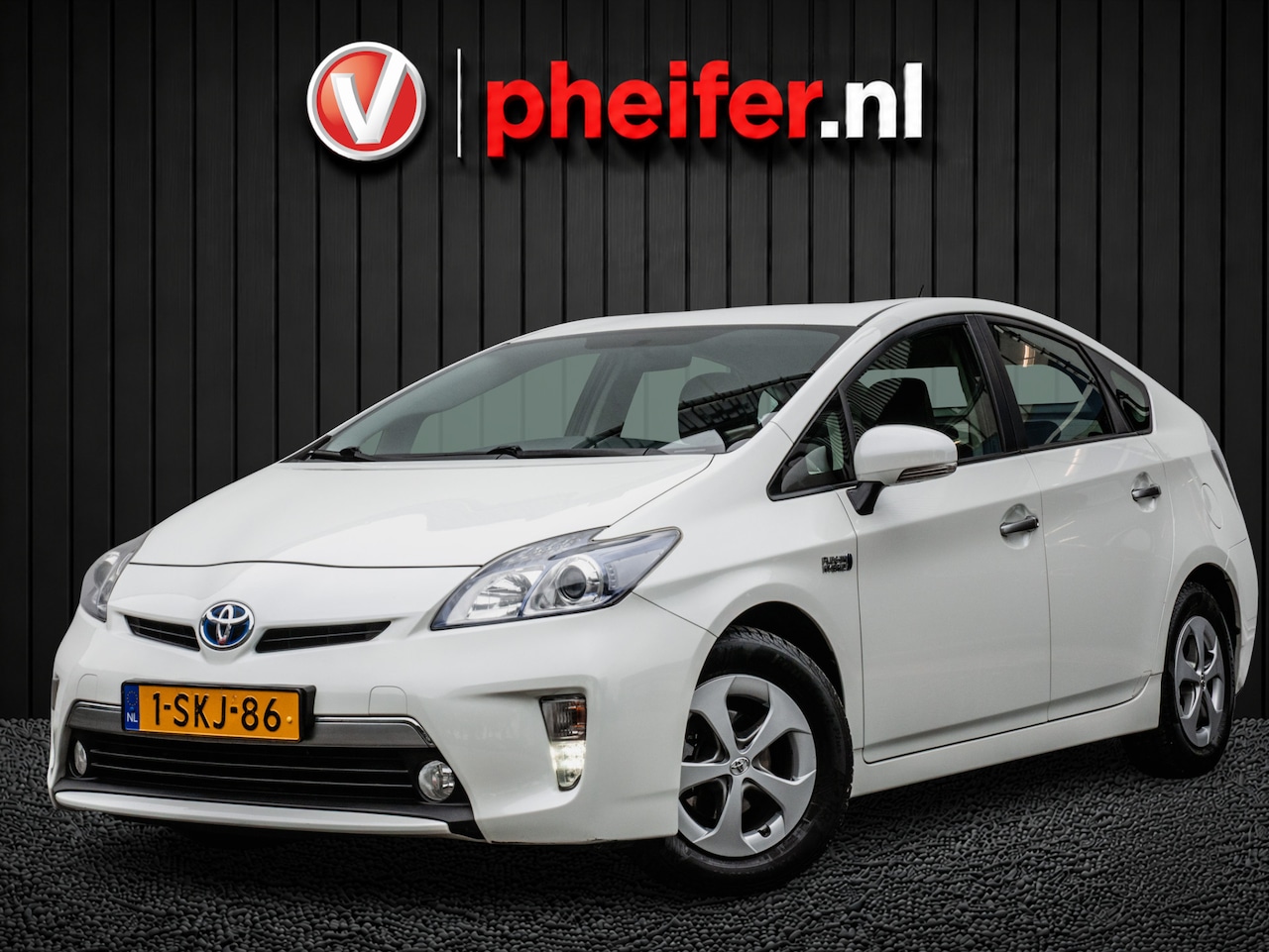 Toyota Prius - 1.8 Plug-in Aspiration Trekhaak/ Stoelverwarming/ Camera/ HUD/ Cruise control/ Tel. blueto - AutoWereld.nl