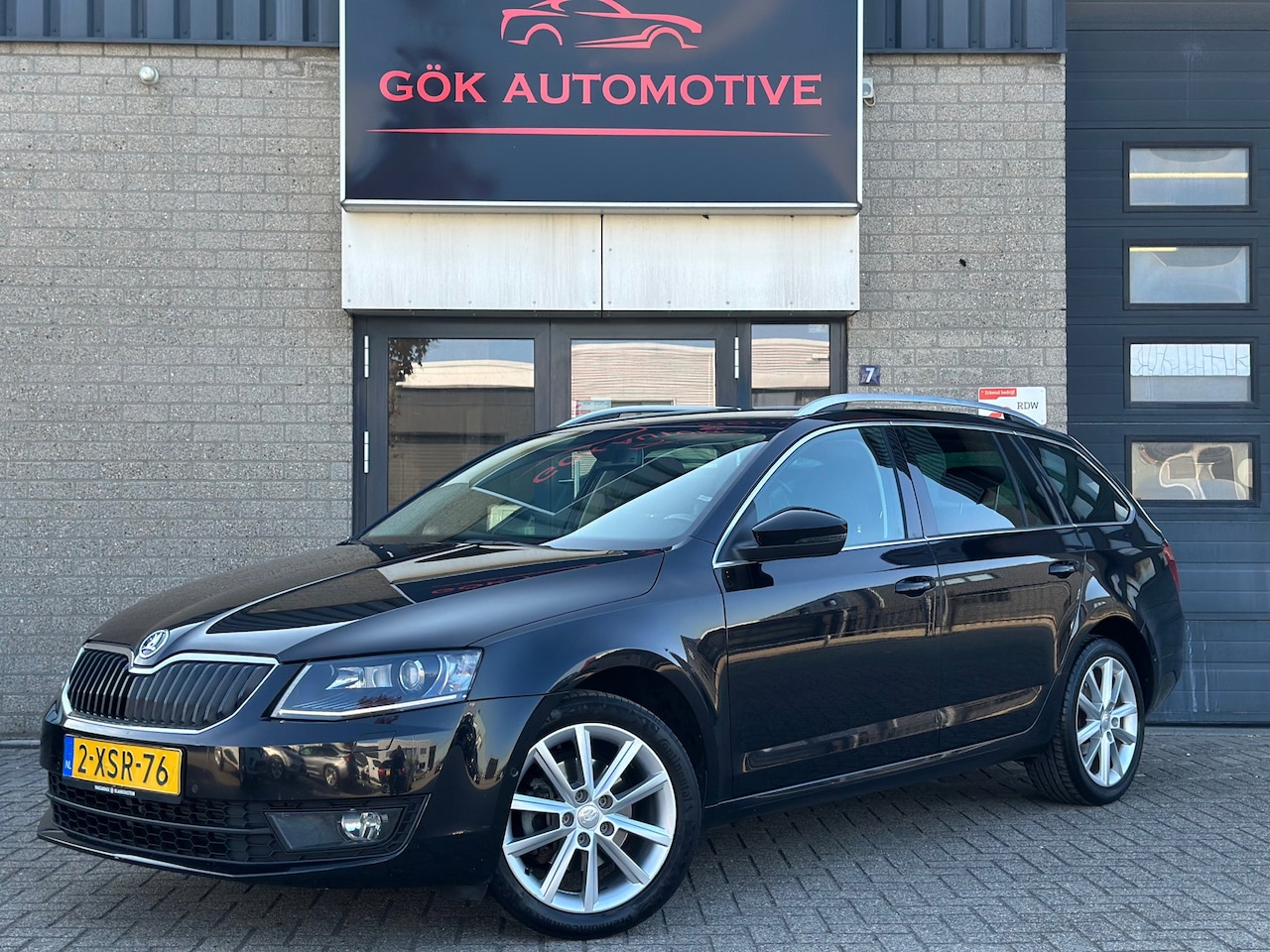 Skoda Octavia Combi - 1.4 TSI Greentech Elegance Businessline / Automaat / Keyles / Navi / PDC / Clima / Led / X - AutoWereld.nl