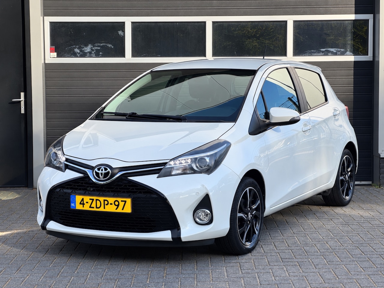 Toyota Yaris - 1.3 VVT-i Dynamic Automaat, Navi, Cruise, NAP - AutoWereld.nl