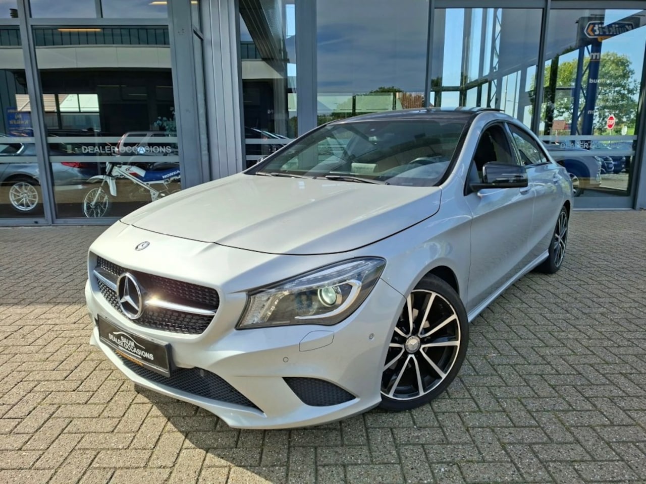 Mercedes-Benz CLA-Klasse - 180 AMBITION AUTOMAAT NAVI PANORAMADAK PDC LMV - AutoWereld.nl