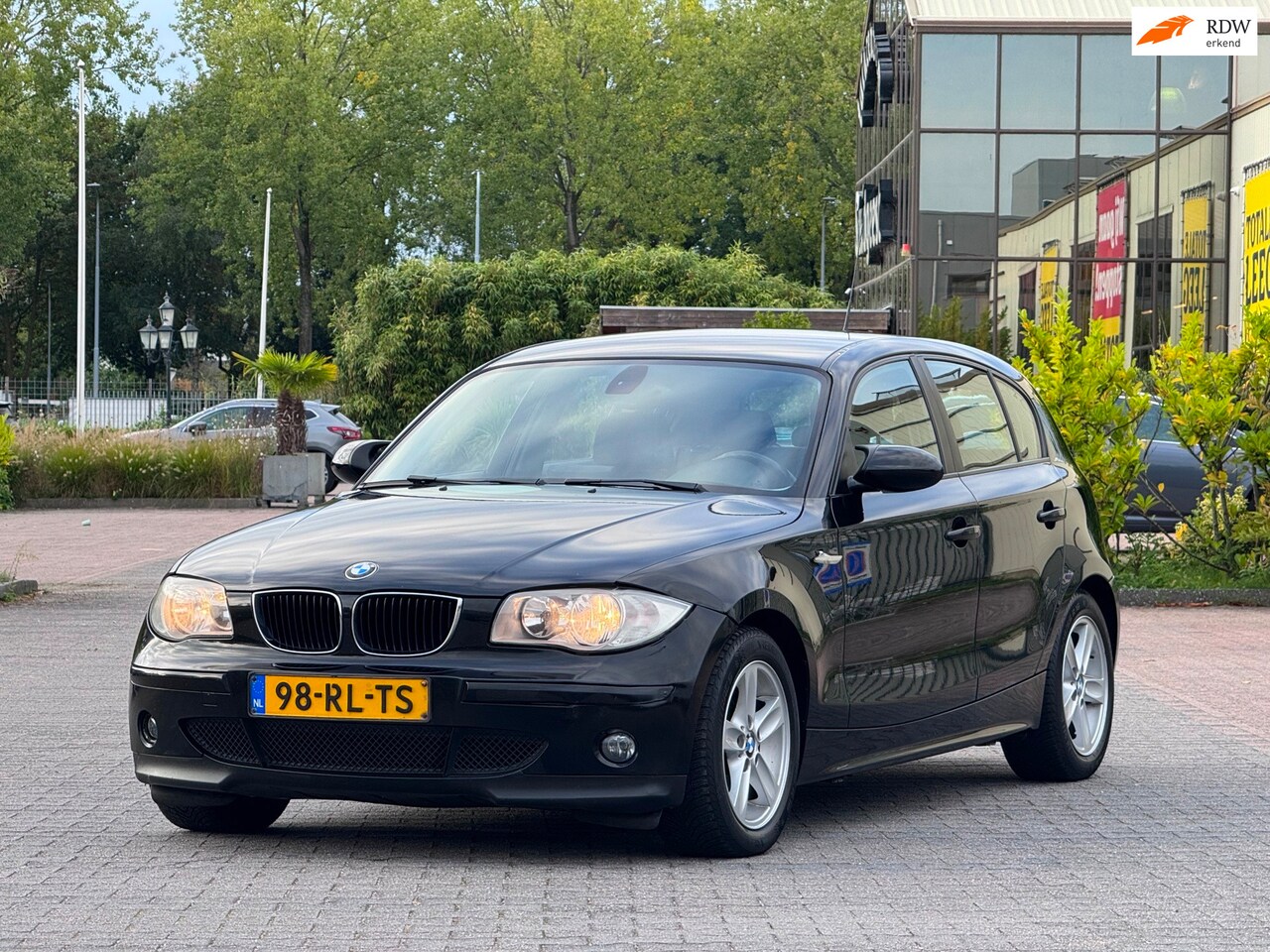 BMW 1-serie - 118i High Executive | Groot navischerm | APK 14-08-2027 | Sportstoelen | Airco | Elektrisc - AutoWereld.nl