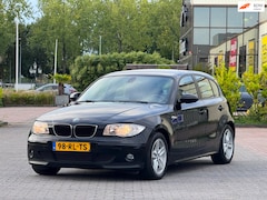 BMW 1-serie - 118i High Executive | APK 14-08-2027 | Parkeersensoren | Sportstoelen | Airco | Elektrisch