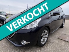 Peugeot 208 - 1.2 VTi Allure Airco Panodak Trekhaak Navi 1eigenaar