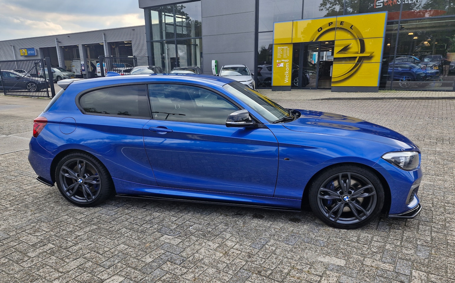 BMW 1-serie - M140i High Executive Estoril Blau Metallic (M-pakket) | Alcantara bekleding - AutoWereld.nl