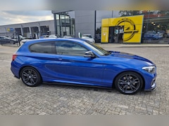BMW 1-serie - M140i High Executive Estoril Blau Metallic (M-pakket) | Alcantara bekleding