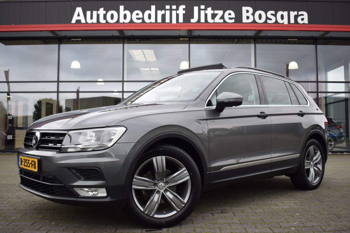 Volkswagen Tiguan - 1.4 TSi Connected Series Panoramadak | Full Map Navi | Virtual | Telefonie | Trekhaak - AutoWereld.nl