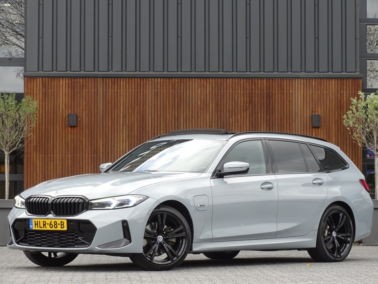 BMW 3-serie Touring - 330e 292PK X-Drive M-Sport / Brooklyn / 2022 / pano / LED - AutoWereld.nl