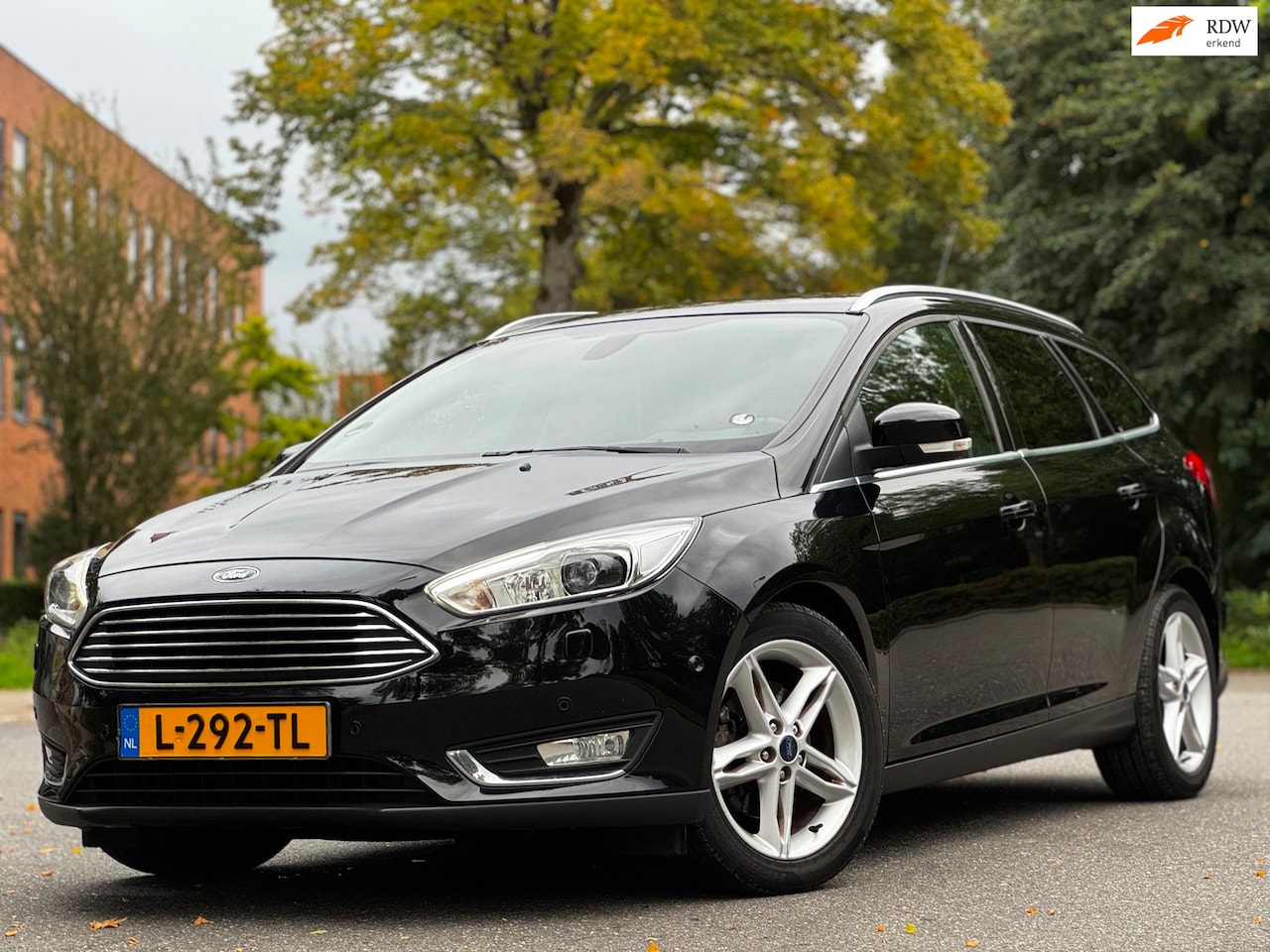 Ford Focus Wagon - 1.5 Titanium|XENON|CAMERA|PSENSOR|HALFLEDER|ELEKSTOELEJ|STOELVERW|NAVI| - AutoWereld.nl